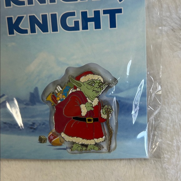 Disney Parks Collectible Star Wars Santa Jedi Yoda Pin NEW in Packaging - Picture 2 of 4